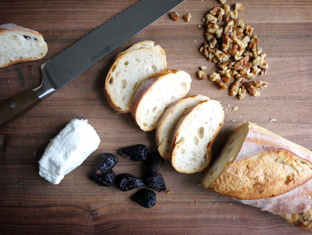 slicing baguette