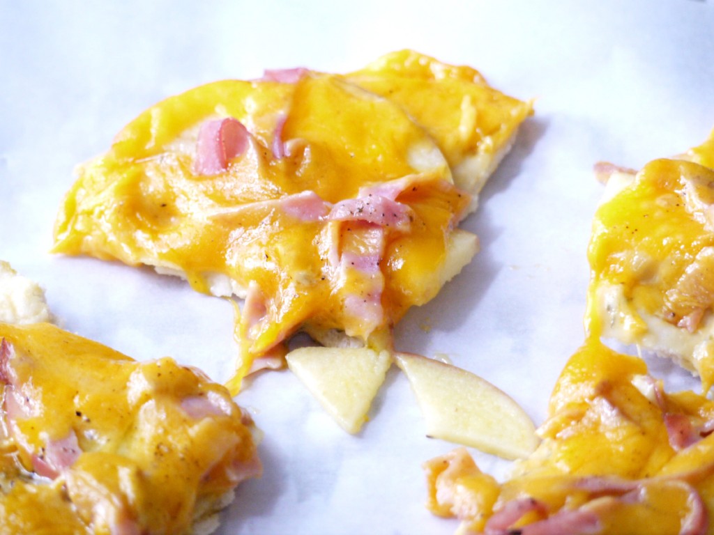 apple ham and cheddar pita pizza 7